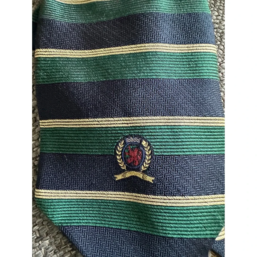 Tommy Hilfiger Mens Silk Necktie Navy Green Gold Striped Crest Logo Prep Tie